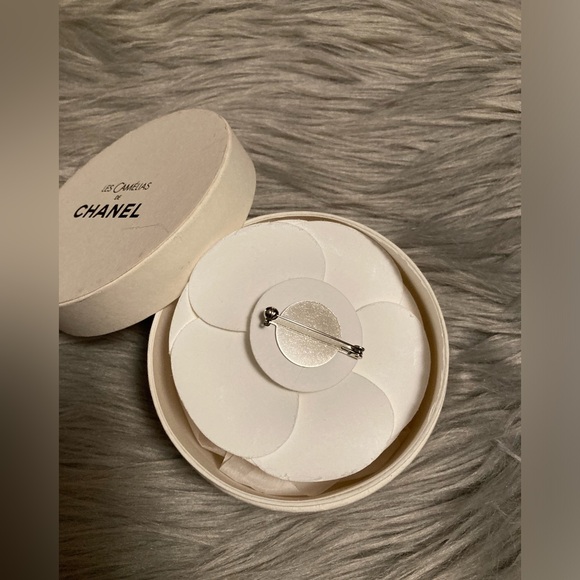 Chanel Les Camelias flower pin in its original Chanel packaging - Picture 2 of 4